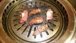 お肉を焼く-焼肉牛亭
